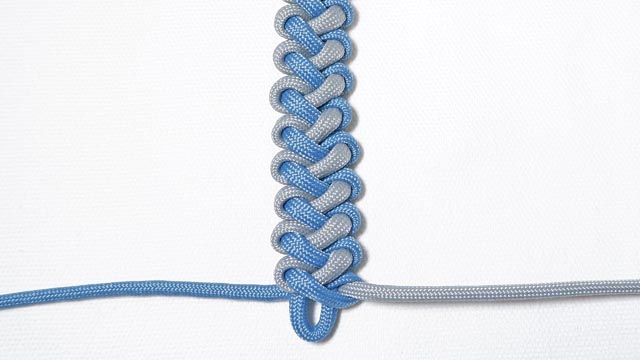 パラコードで2色のジッパー編みのマッドマックスブレスレットの編み方