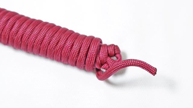 パラコード すぐに ほどける編み方、解くとロープになるキーホルダー