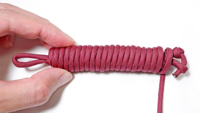 パラコードすぐにほどける編み方、解くとロープになるキーホルダー