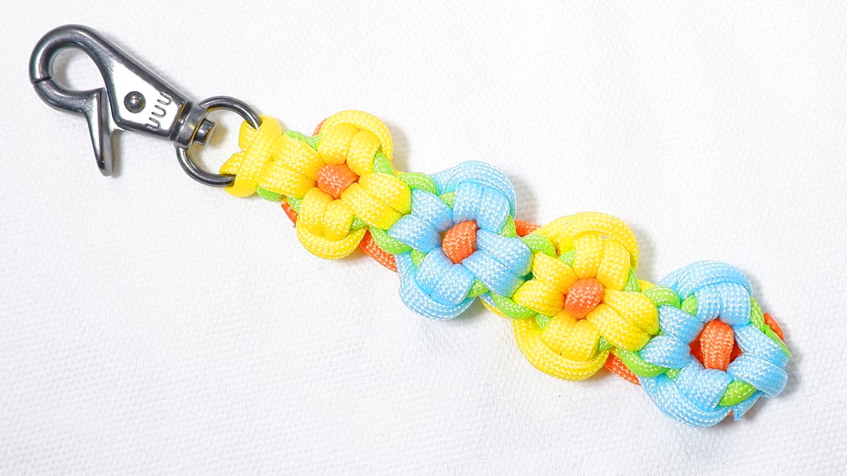 <span class="title">パラコードで2色の花のキーホルダーの編み方！ Paracord Two Color Flower Braid Keychain</span>
