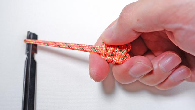 パラコードでペグマーカーの編み方、平編み（コブラ編み）