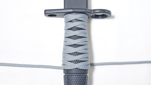 日本刀の柄巻きでパラコードをナイフに巻く方法