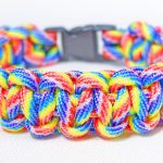 パラコードで虹色（レインボー）のブレスレットの編み方！平編み（コブラ編み）