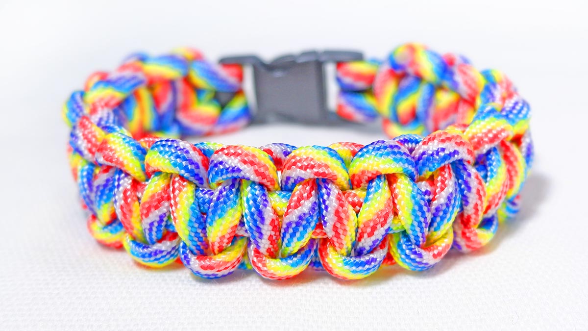 パラコードで虹色（レインボー）のブレスレットの編み方！平編み（コブラ編み）