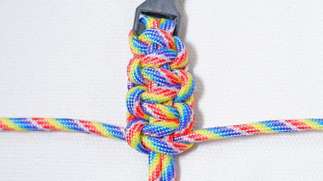 パラコードで虹（レインボー）のブレスレットの編み方