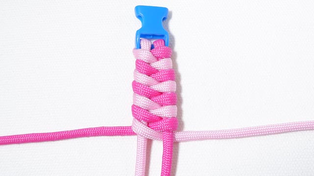 パラコードで首輪の編み方、2色のフィッシュテール編み