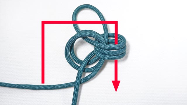 パラコードでジッパータブの編み方 今左に出した紐をそのまま、右の輪（3重の輪）に上から通します。 左に出した紐を、右の輪に上から通しました。