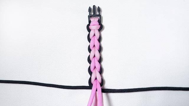 パラコードでバックルのブレスレットの編み方、ラブラブ編み