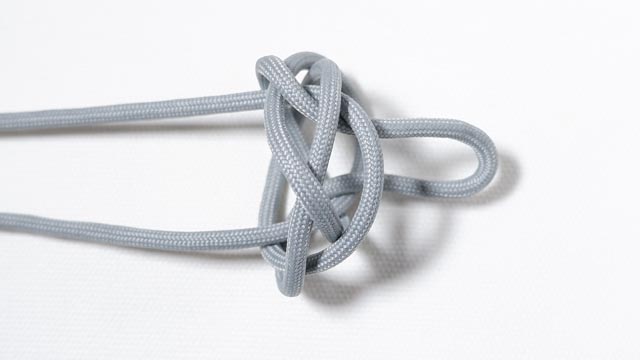 2本の紐でダイヤモンドノットの結び方、玉結び
