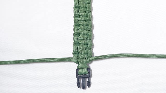 パラコードでバックルのブレスレットの編み方、平編み（コブラ編み）