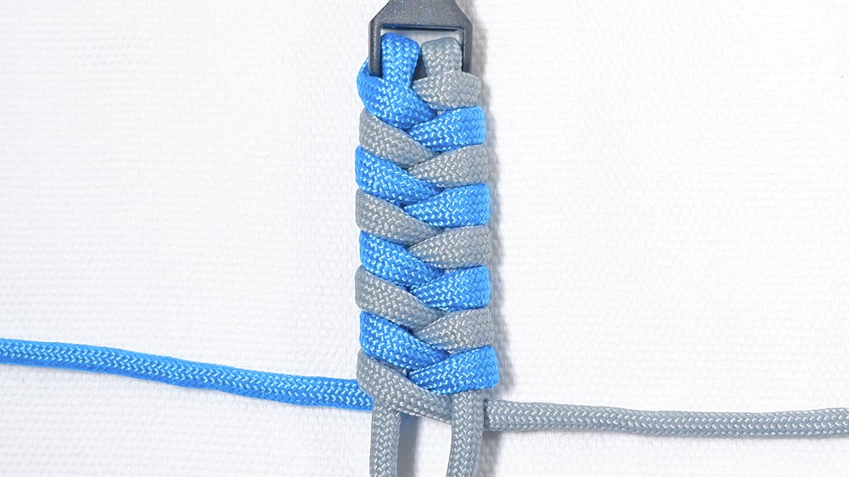 2色編みのフィッシュテールの編み方・結び方！パラコードブレスレットや首輪も作れる！