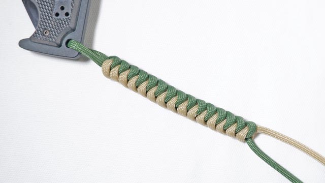 パラコードでスネークノットのナイフランヤードの編み方、ダイヤモンドノット