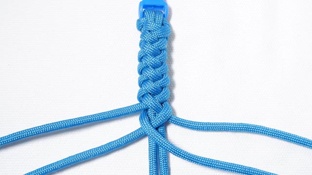 パラコードで首輪の編み方、四つ編み（4本の丸編み）