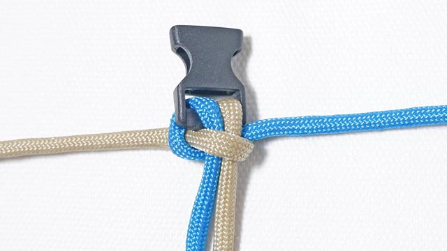 パラコードでバックルブレスレットの編み方、2色の平編み（コブラ編み）