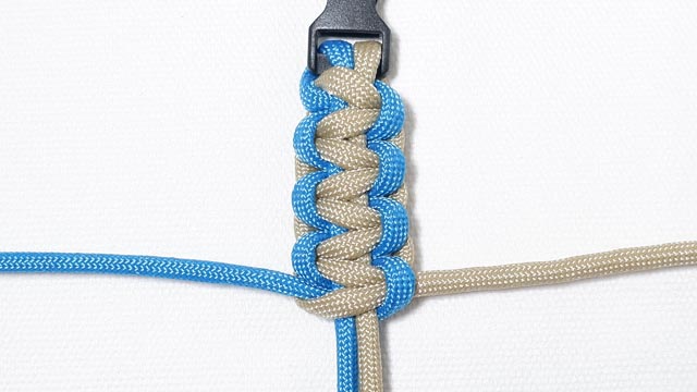 パラコードでバックルブレスレットの編み方、2色の平編み（コブラ編み）