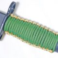 パラコードをナイフに巻く方法、2色の平編み（コブラ編み）