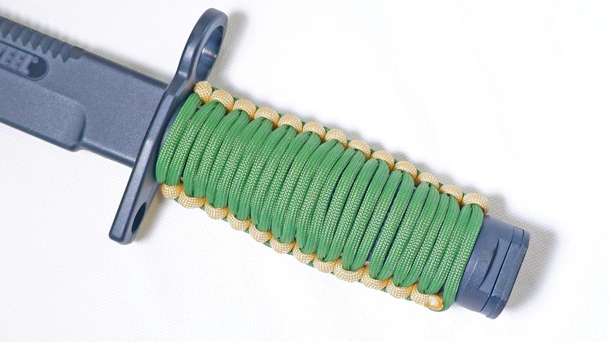 パラコードをナイフに巻く方法、2色の平編み（コブラ編み）