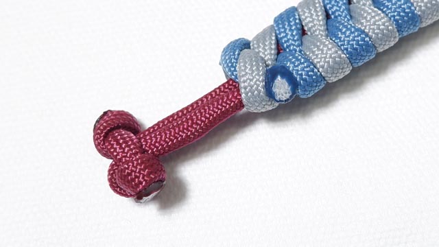 パラコードでブレスレットの編み方、2色のフィッシュテール編み