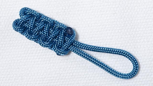 パラコードでジッパータブの編み方、平編み（コブラ編み）