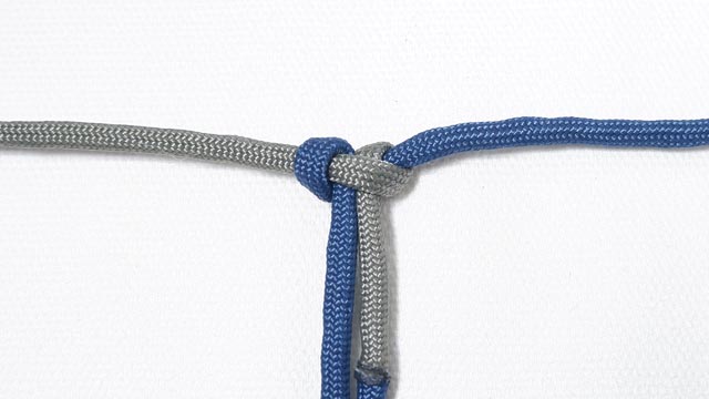 パラコードでキーホルダーの編み方、2色の平編み（コブラ編み）