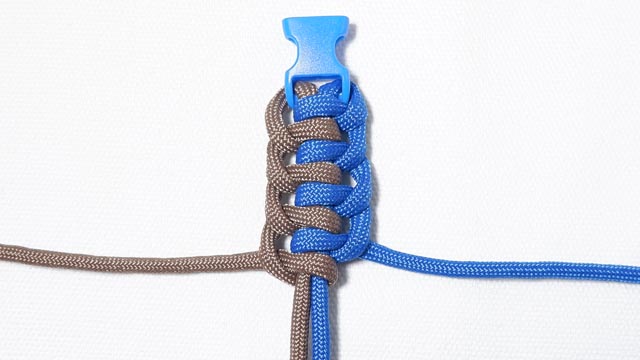 パラコードで首輪の編み方、2色のハーフヒッチ