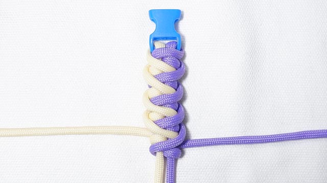 パラコードで首輪の編み方、2色のCyclone Wrap