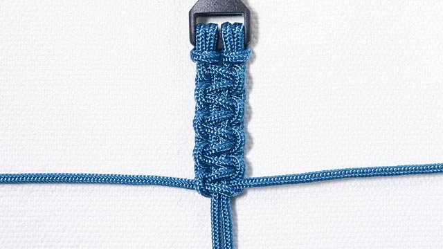 パラコードでバックルブレスレットの編み方、平編み（コブラ編み）