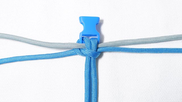 パラコードで首輪の編み方、2色の四つ編み（4本の丸編み） 