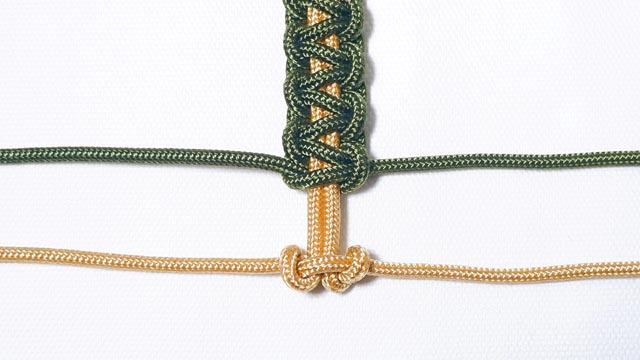 パラコードでブレスレットの編み方、平編み（コブラ編み）