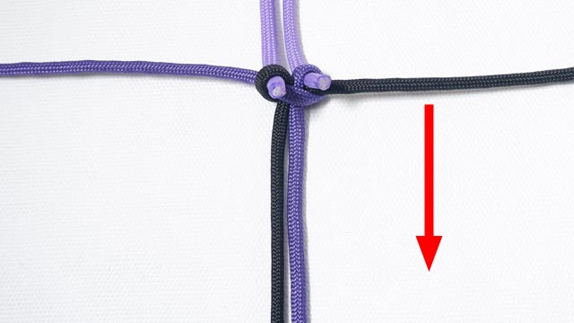 パラコードでマッドマックスのブレスレットの編み方、2色のスネークノット（つゆ結び） 