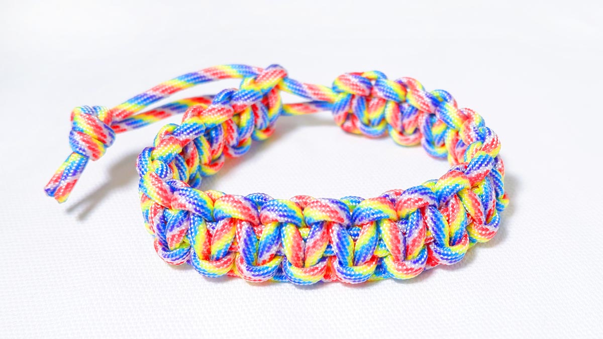 【初心者 向け】パラコードでマッドマックスのブレスレットの編み方！虹色の平編み（コブラ編み）