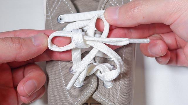 蝶結びで靴紐の結び方