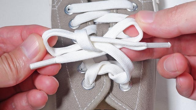 蝶結びで靴紐の結び方