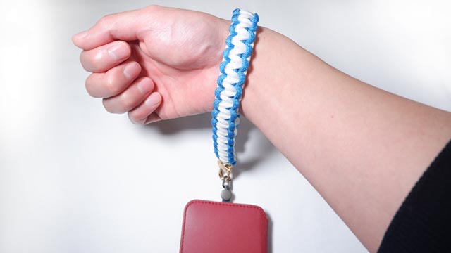 パラコードで2色の平編みスマホストラップの編み方