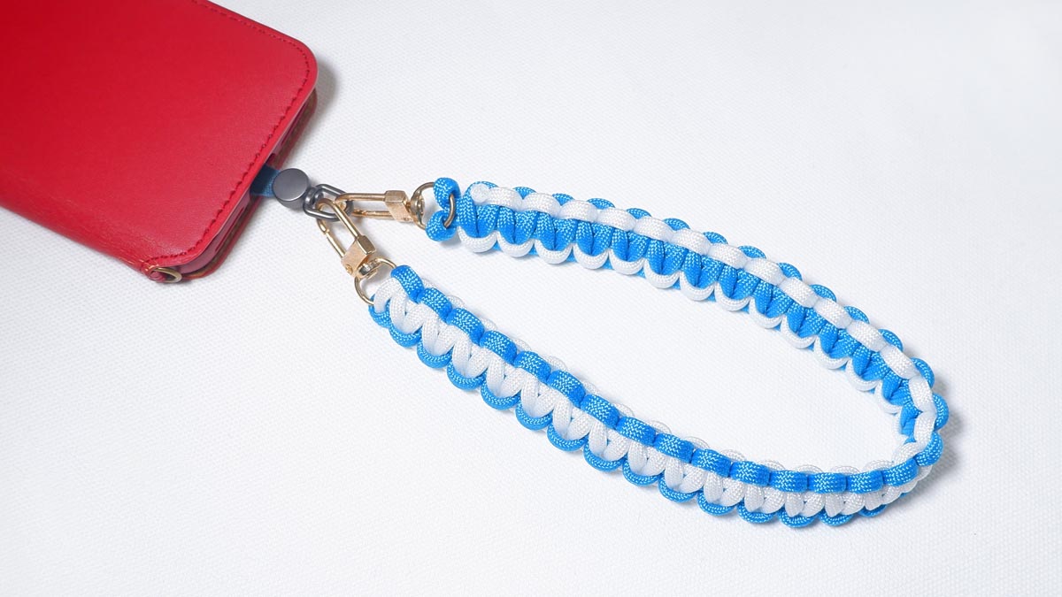 パラコードでスマホストラップの編み方！【2色の平編み】