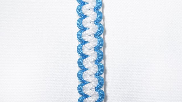 パラコードで2色の平編みスマホストラップの編み方