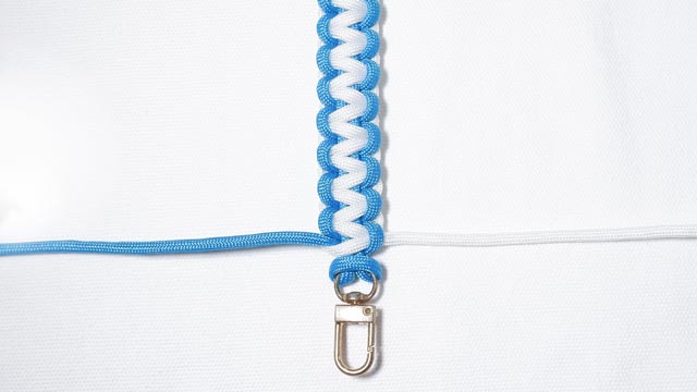 パラコードで2色の平編みスマホストラップの編み方