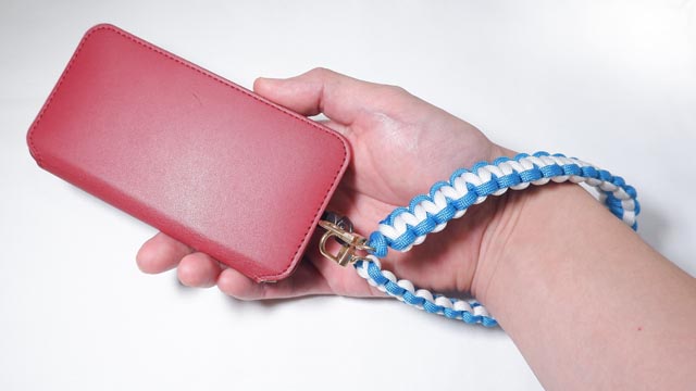 パラコードで2色の平編みスマホストラップの編み方