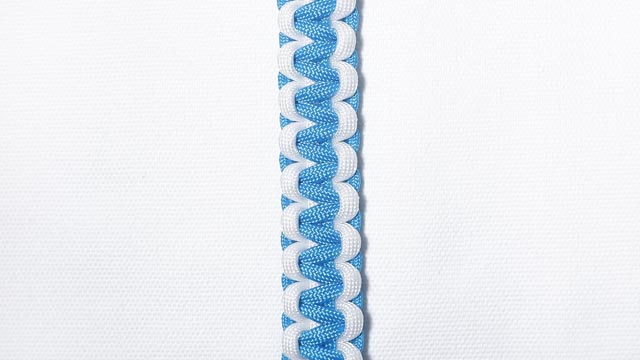 パラコードで2色の平編みスマホストラップの編み方