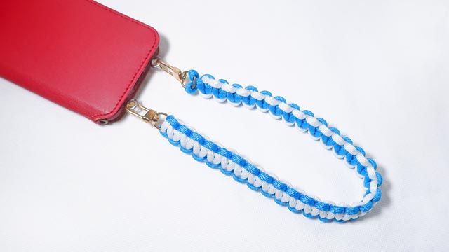 パラコードで2色の平編みスマホストラップの編み方