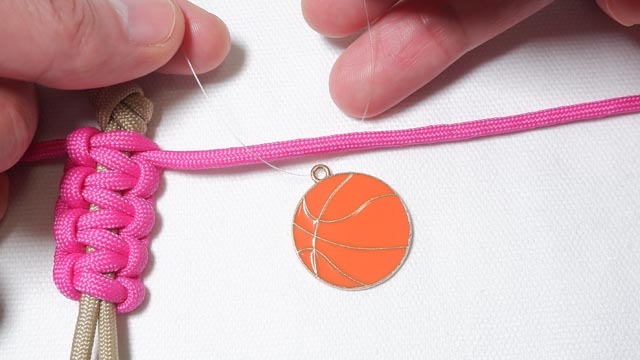 パラコードでバスケットボールの人形キーホルダーの編み方
